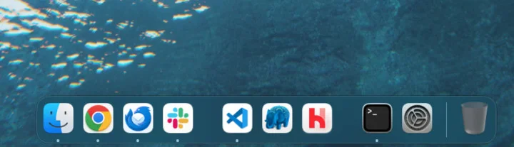 u altı temalı masaüstünde; Finder, Chrome, Slack, VS Code ve Terminal dahil çeşitli uygulama simgelerinin bulunduğu dock.